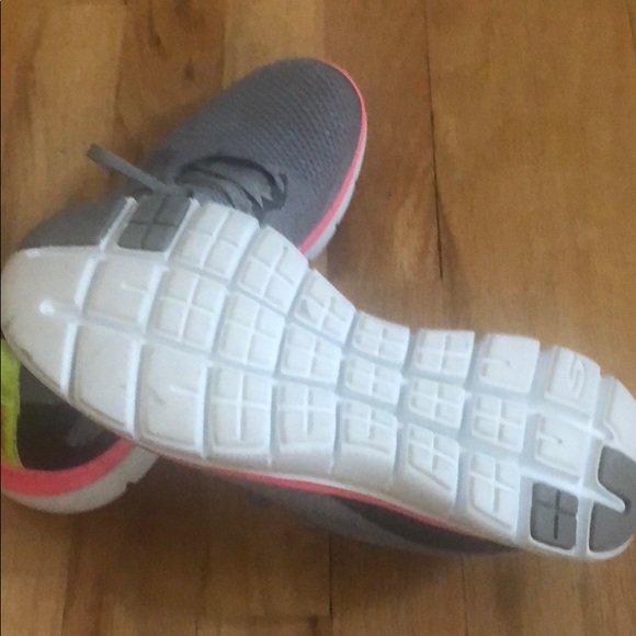 Tennis shoes - Picture 3 of 3